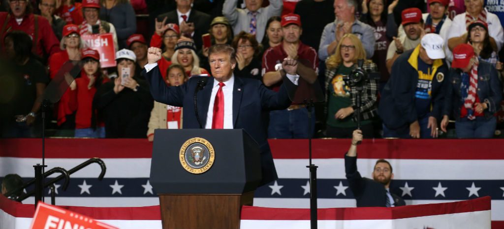 Trump insiste en muro desde El Paso, Texas; demócratas lo desafían en las calles
