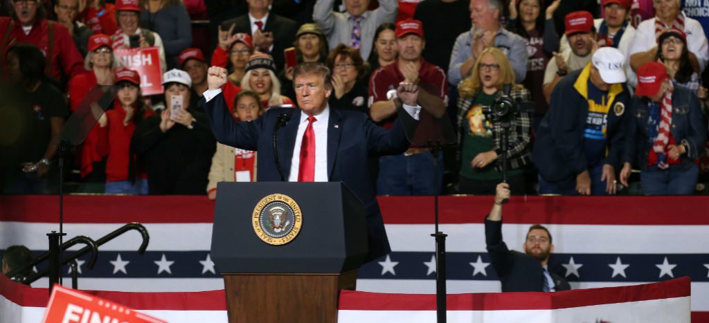 Trump insiste en muro desde El Paso, Texas; demócratas lo desafían en las calles