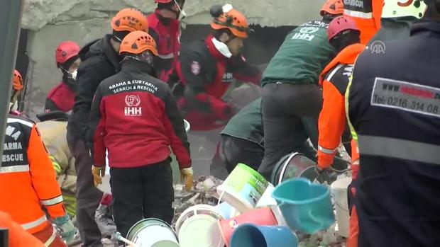 [TLMD - LV] Los equipos de rescate continúan trabajando en el edificio derrumbado en Estambul