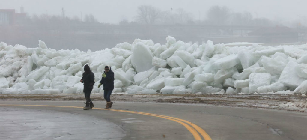 “Tsunami” de hielo sorprende a Canadá