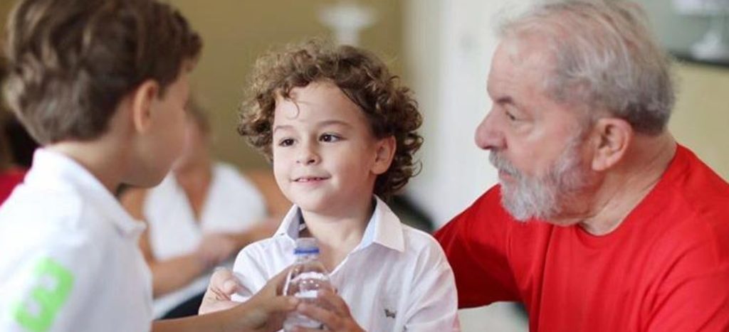 Lula sale temporalmente de prisión para asistir al funeral de su nieto