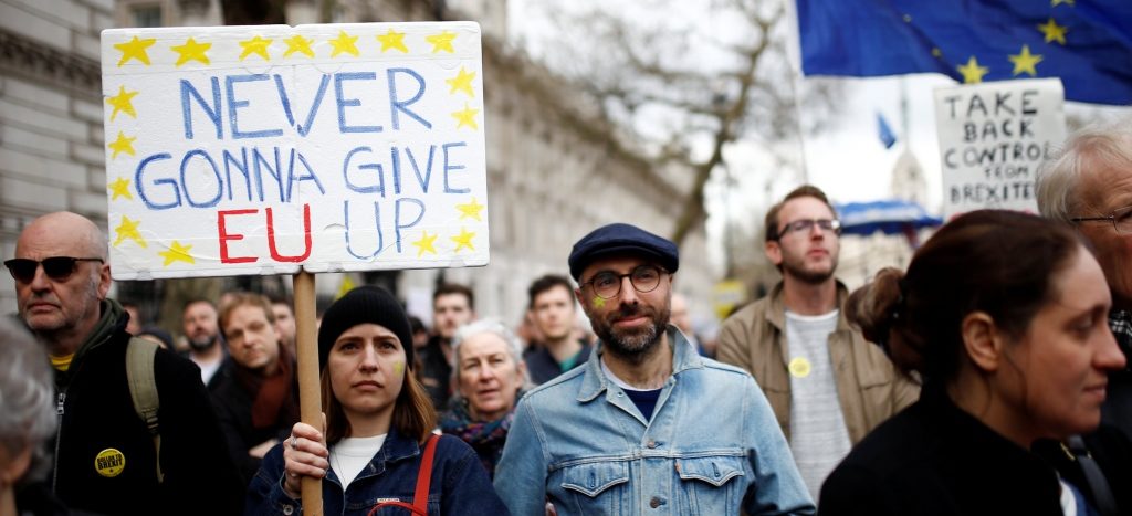 Miles de británicos marchan en rechazo a Brexit; piden segundo referéndum (Video)