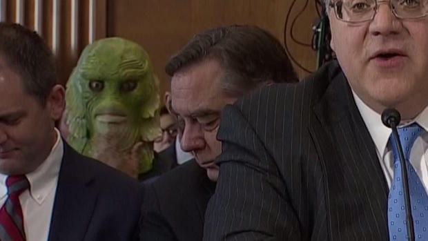 La extraña criatura verde que aparece en audiencia de confirmación