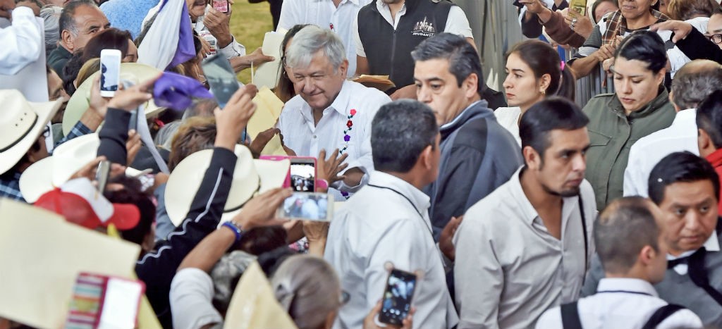 AMLO pide que lo ayuden a empujar el “elefante reumático” que representa el gobierno (Video)