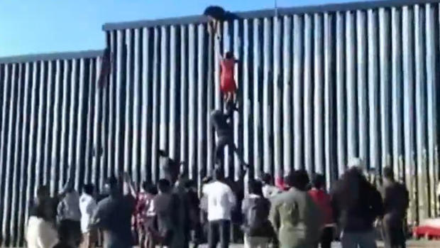 [TLMD - SD] En video: forman escalera humana para cruzar el muro