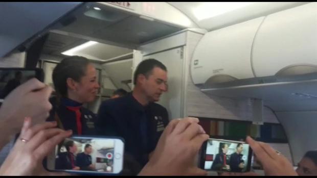 “Histórica” boda en el cielo: así casó el papa a dos azafatas