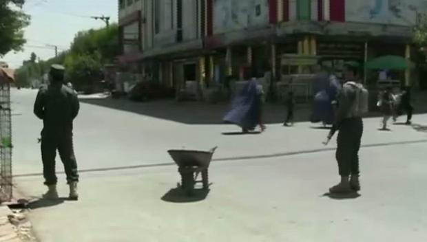 Familias huyen despavoridas tras explosiones en Afganistán