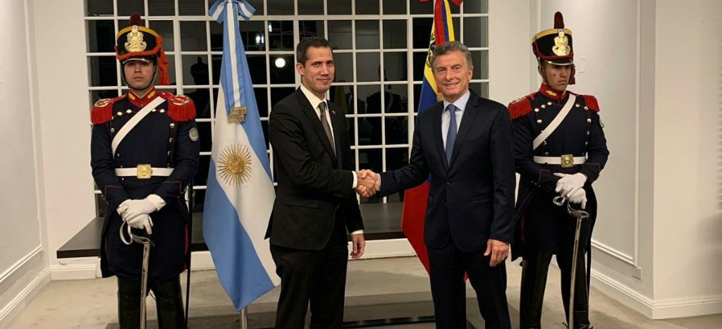 El 80% de las Fuerzas Armadas de Venezuela quiere un cambio, afirma Juan Guaidó desde Argentina