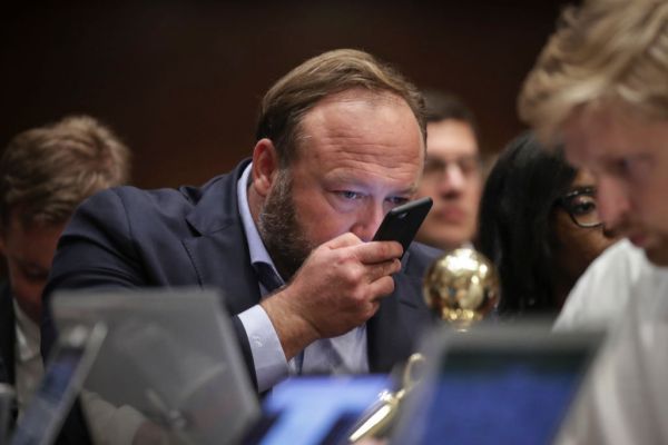 El manejo de Alex Jones por parte de Facebook es un microcosmos de su problema de política de contenido