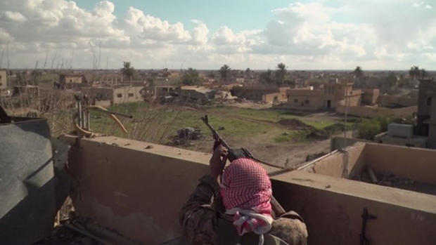 En medio del desierto, ISIS no se rinde