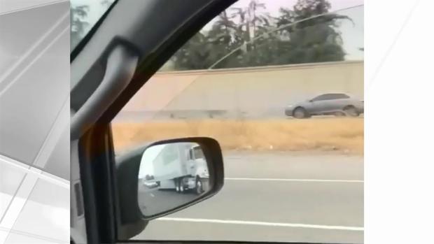 [TLMD - Bahia] Hombre desnudo maneja bicicleta por autopista