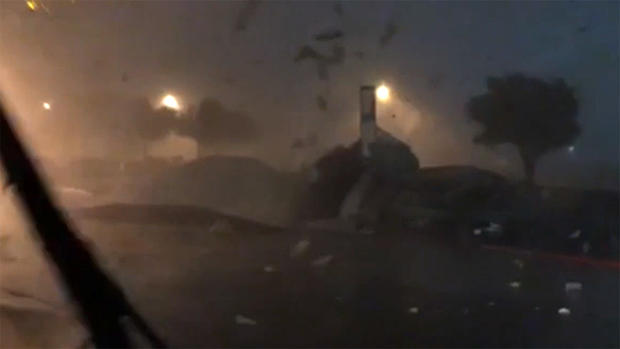 Captado en vivo: techo de una bodega de Amazon “sale volando”