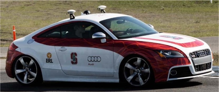 Esta IA autodirigida se enfrentó contra un piloto campeón (tipo de)