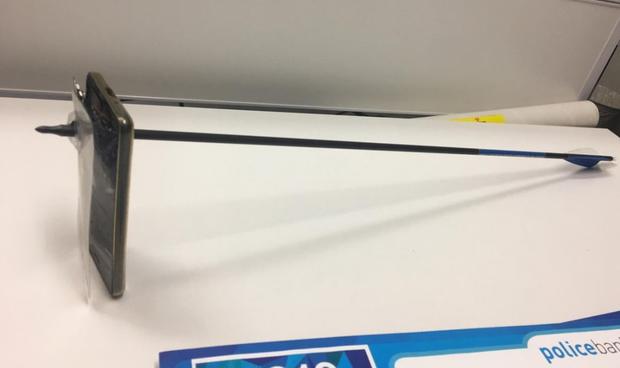 [TLMD - NATL] De infarto: teléfono detiene flechazo directo a su cabeza