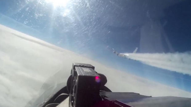 En video: un jet ruso y otro de EEUU casi se rozan en las alturas