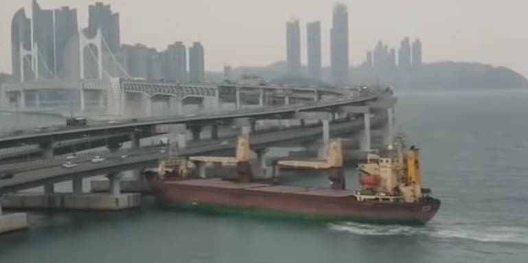 Gran barco ruso se encuentra con el puente de Corea del Sur. Puente Gana.