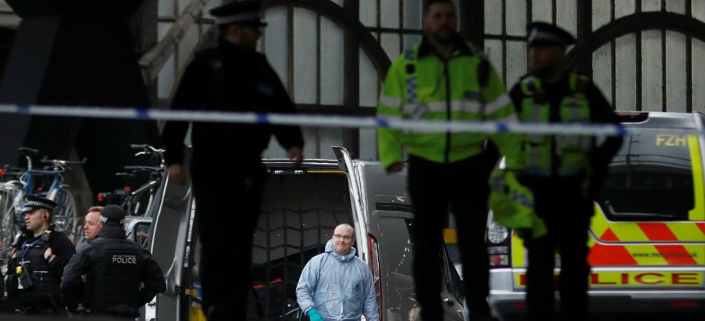 Hallan tres paquetes explosivos en los aeropuertos de Heathrow y London City y una estación de metro