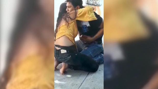 [TLMD - LV] Una mujer pide perdón a su pareja después de apuñalarlo