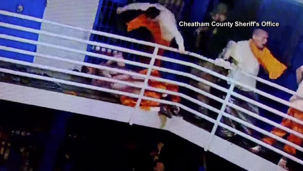 En video: reos se trenzan en brutales puñetazos y patadas