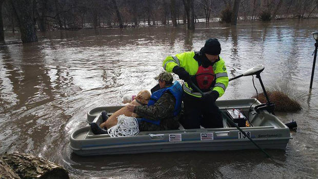Sube cifra de muertos por inundaciones históricas