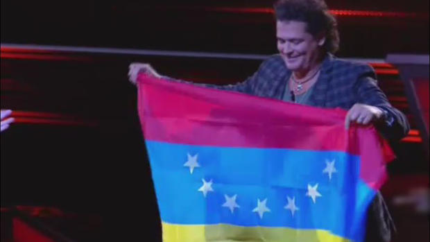Le regalan a Carlos Vives una bandera de Venezuela de 7 estrellas en La Voz