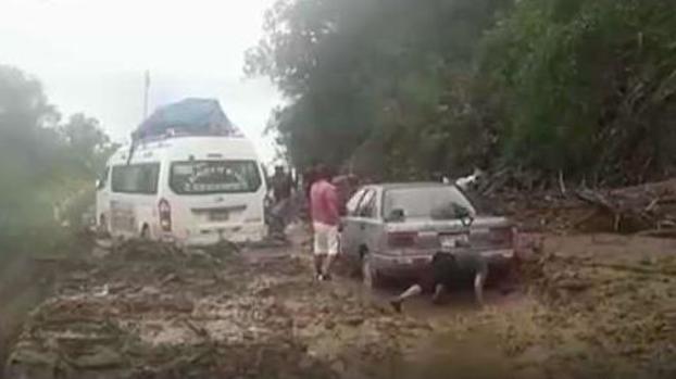 Alud de roca y lodo arrasa con todo; hay desaparecidos