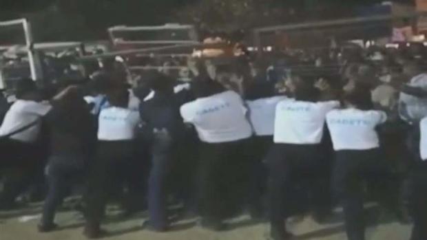 Violencia en concierto: fans derriban verjas para ver a Banda El Recodo