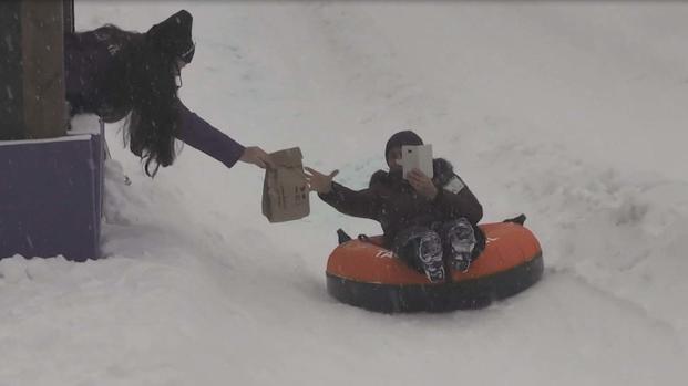 Recogen comida de Taco Bell mientras se deslizan a toda velocidad sobre la nieve