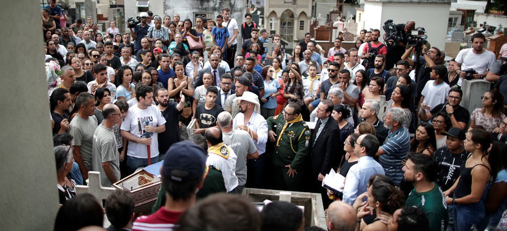 Realizan funeral colectivo para víctimas del tiroteo en escuela de Brasil