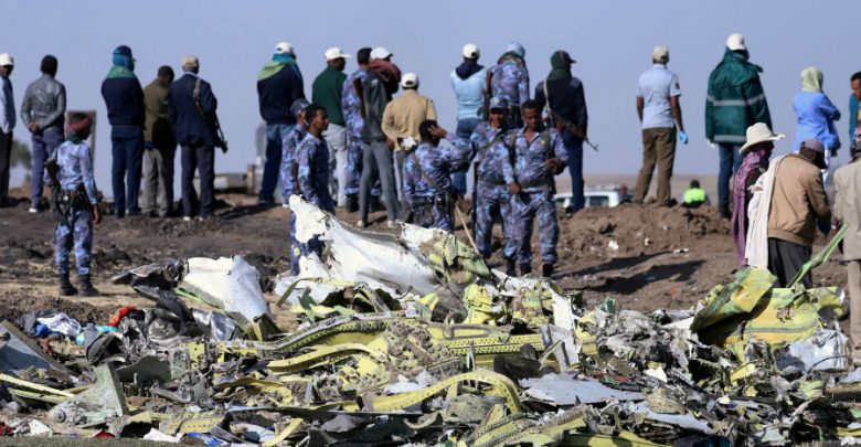 Recuperan cajas negras del avión que se estrelló en Etiopía