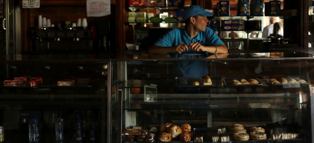 Servicio eléctrico comienza a restablecerse en Venezuela; gobierno suspende actividades laborales y escolares este lunes