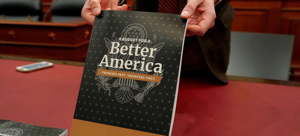 Trump recorta ayuda externa y sube gasto militar en plan presupuestario 2019