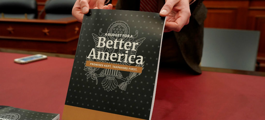 Trump recorta ayuda externa y sube gasto militar en plan presupuestario 2019