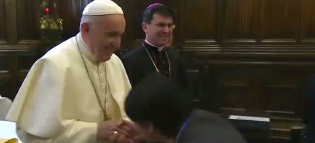 Vaticano explica por qué Francisco impidió a fieles besar anillo papal