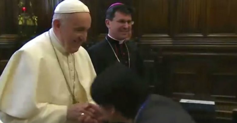 Vaticano explica por qué Francisco impidió a fieles besar anillo papal