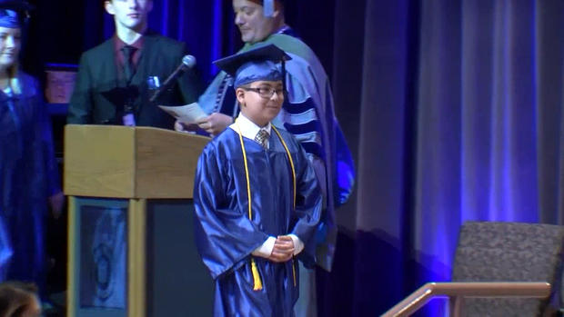 Con solo 11 años, genio se gradúa de la universidad