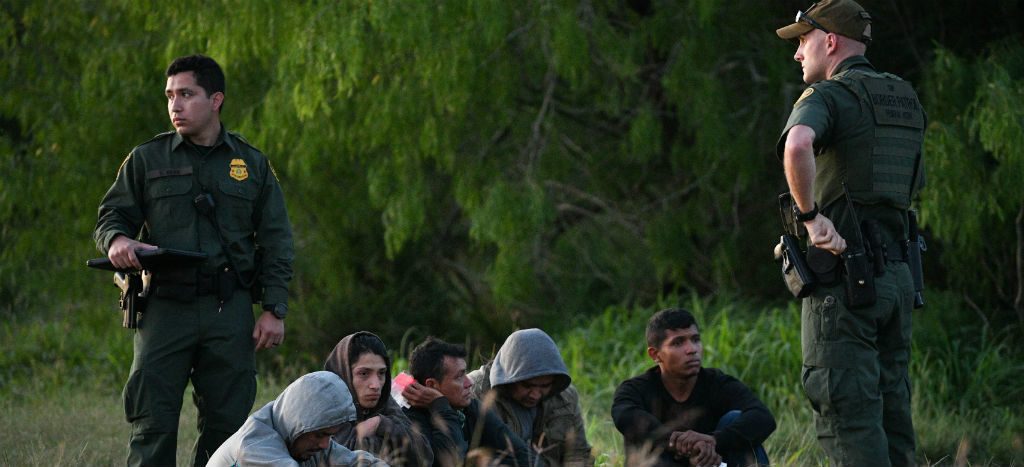 Llega a cifras históricas detención de familias en frontera de EU