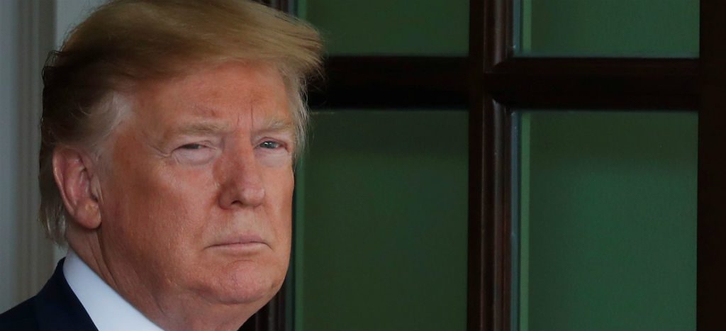 Propaganda de Trump plagia música de Batman y Warner Brothers lo frena | Video