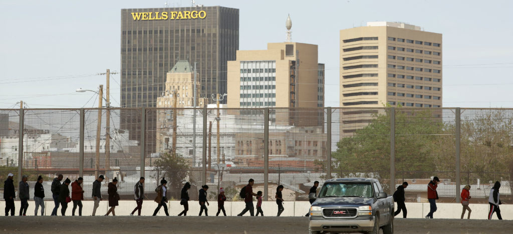 Trump “considera firmemente” enviar inmigrantes ilegales a ciudades santuario