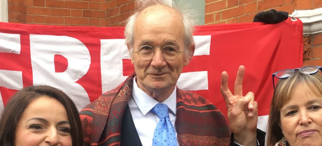 Padre de Assange, conmocionado por el aspecto de su hijo durante su detención