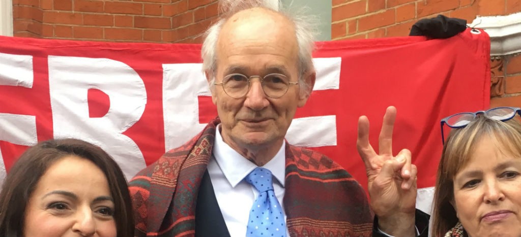 Padre de Assange, conmocionado por el aspecto de su hijo durante su detención