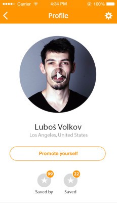 La aplicación de red de Wonderloop te permite deslizar a la izquierda en los perfiles de video en lugar de fotos