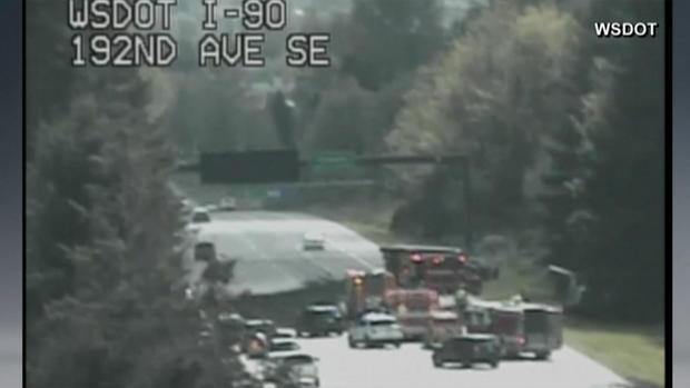 Autopista se vuelve río de desechos humanos