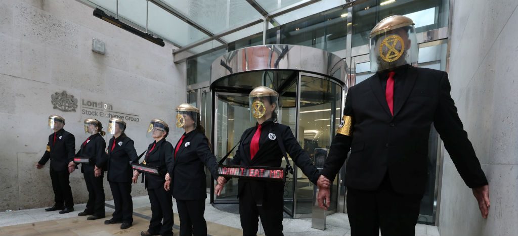 “Emergencia climática”: activistas bloquean Bolsa de Valores de Londres