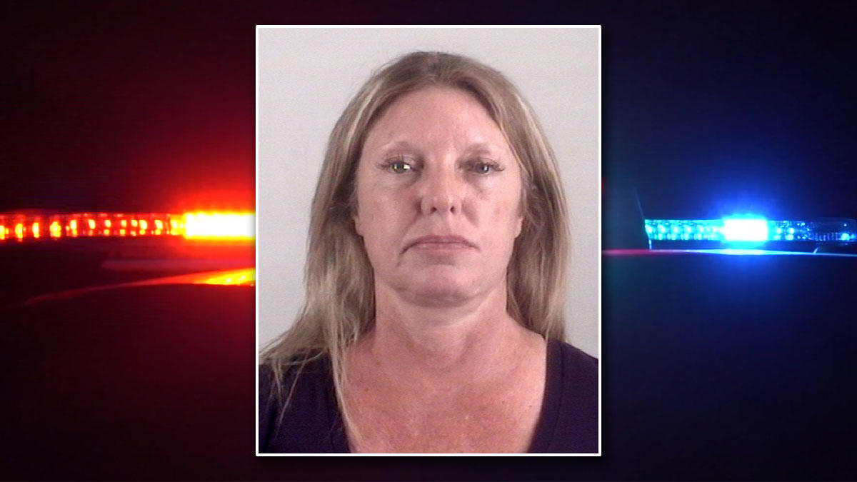 Madre del joven “affluenza” regresa a la cárcel