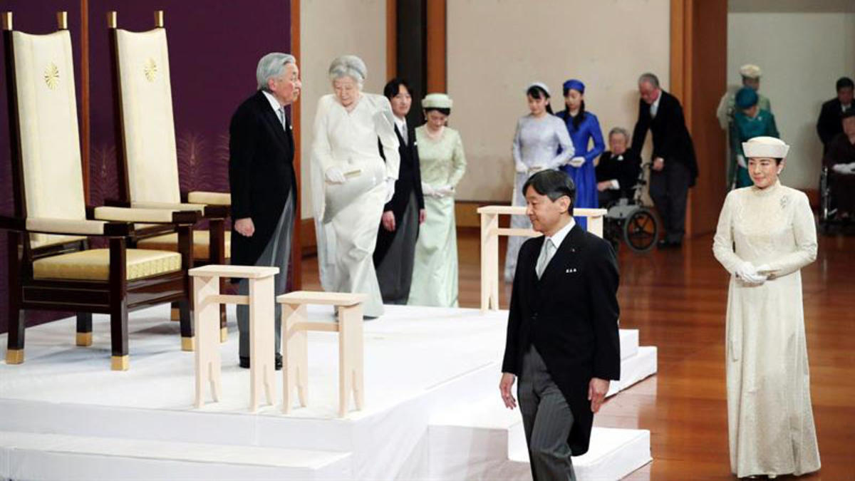 Emperador Naruhito recibe tesoros imperiales de Japón