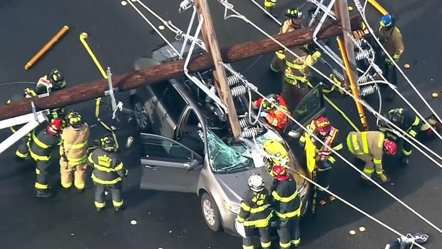 [TLMD - NATL] Dramático: quedan atrapados dentro de auto tras derrumbe de 24 postes
