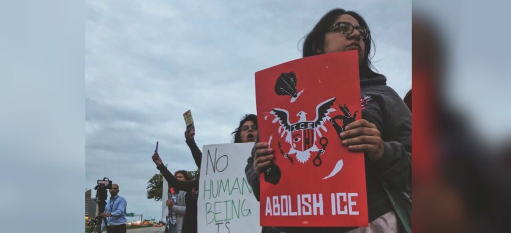 Al menos 280 detenidos, tras redada migratoria en empresa de Texas