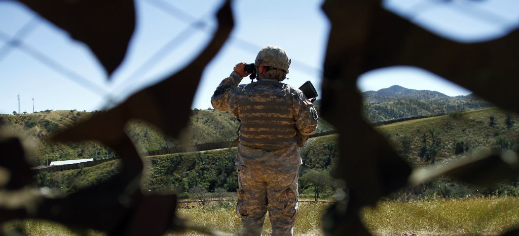 Busca EU permiso para que militares puedan interactuar con migrantes y ampliar presencia de tropas en la frontera