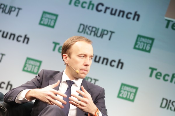 El ministro de salud del Reino Unido se apoya en las plataformas de redes sociales para eliminar el contenido anti-vax